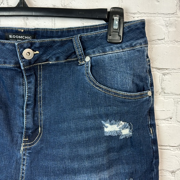 BloomChic Stretchy Roll Hem Distressed Denim Shorts Plus Size 16 1X - Picture 3 of 6